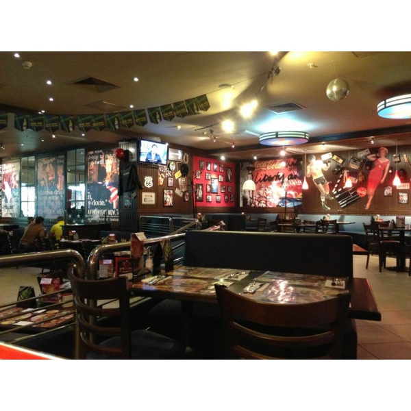 Ресторанный сервис бронирования столиков menu-rest.com - Интерьер ресторана "T.G.I. Friday`s"