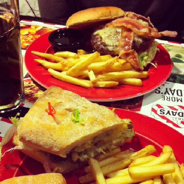 Ресторанный сервис бронирования столиков menu-rest.com - Интерьер ресторана "T.G.I. Friday`s"