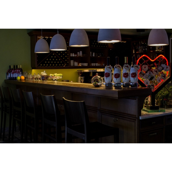 Ресторанный сервис бронирования столиков menu-rest.com - Интерьер ресторана "ЛЮБЛЮ: LED. WINE. LOVE`S"