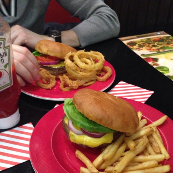 Ресторанный сервис бронирования столиков menu-rest.com - Интерьер ресторана "T.G.I. Friday`s"