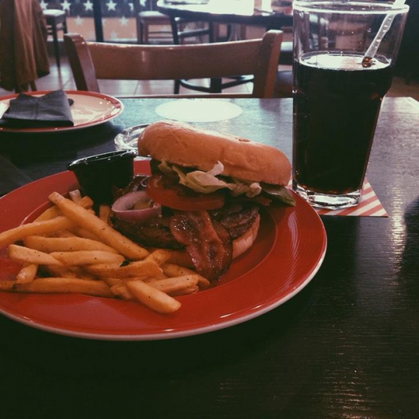 Ресторанный сервис бронирования столиков menu-rest.com - Интерьер ресторана "T.G.I. Friday`s"