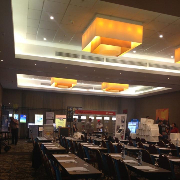 Ресторанный сервис бронирования столиков menu-rest.com - Интерьер ресторана "Holiday Inn Moscow Lesnaya & Suschevsky"