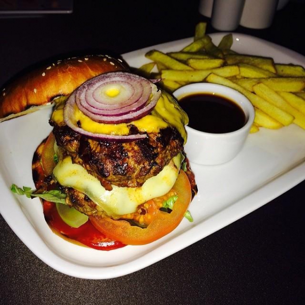 Ресторанный сервис бронирования столиков menu-rest.com - Интерьер ресторана "Радио сити bar & kitchen"