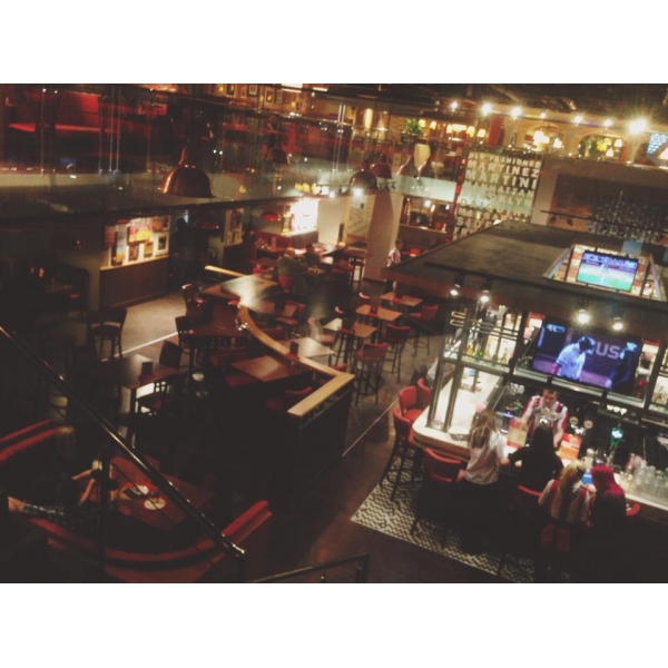 Ресторанный сервис бронирования столиков menu-rest.com - Интерьер ресторана "T.G.I. Friday`s"