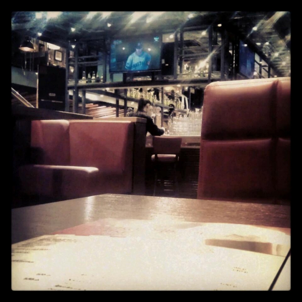 Ресторанный сервис бронирования столиков menu-rest.com - Интерьер ресторана "T.G.I. Friday`s"