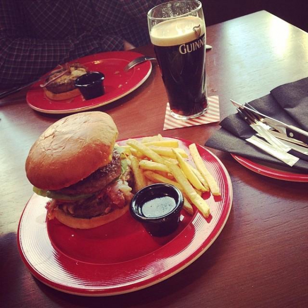 Ресторанный сервис бронирования столиков menu-rest.com - Интерьер ресторана "T.G.I. Friday`s"