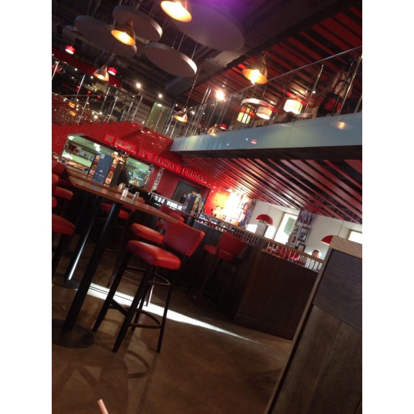 Ресторанный сервис бронирования столиков menu-rest.com - Интерьер ресторана "T.G.I. Friday`s"