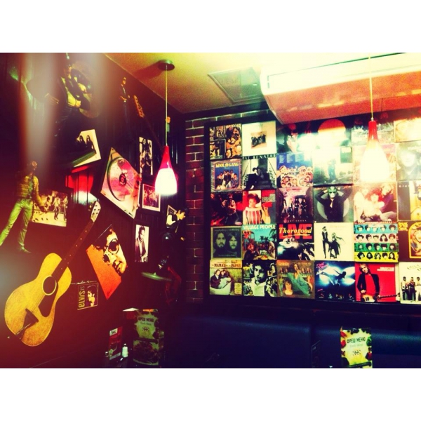 Ресторанный сервис бронирования столиков menu-rest.com - Интерьер ресторана "T.G.I. Friday`s"