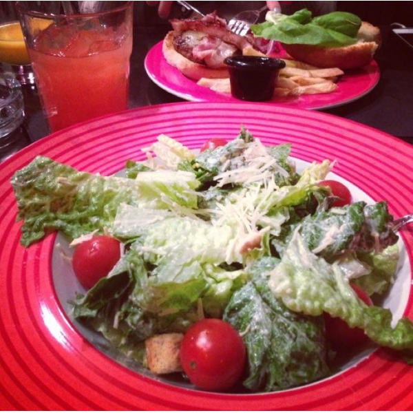 Ресторанный сервис бронирования столиков menu-rest.com - Интерьер ресторана "T.G.I. Friday`s"