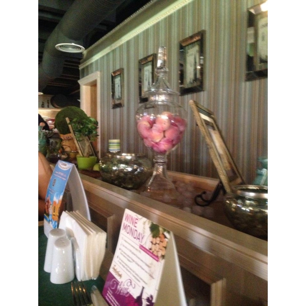 Ресторанный сервис бронирования столиков menu-rest.com - Интерьер ресторана "Friends & Family"