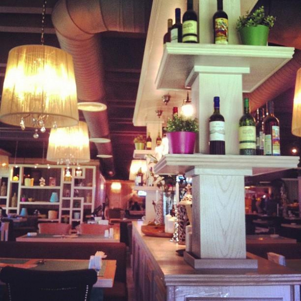 Ресторанный сервис бронирования столиков menu-rest.com - Интерьер ресторана "Friends & Family"