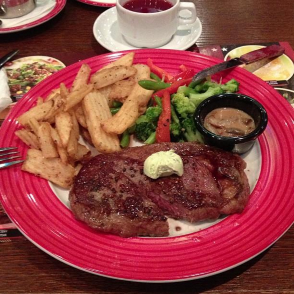 Ресторанный сервис бронирования столиков menu-rest.com - Интерьер ресторана "T.G.I. Friday`s"