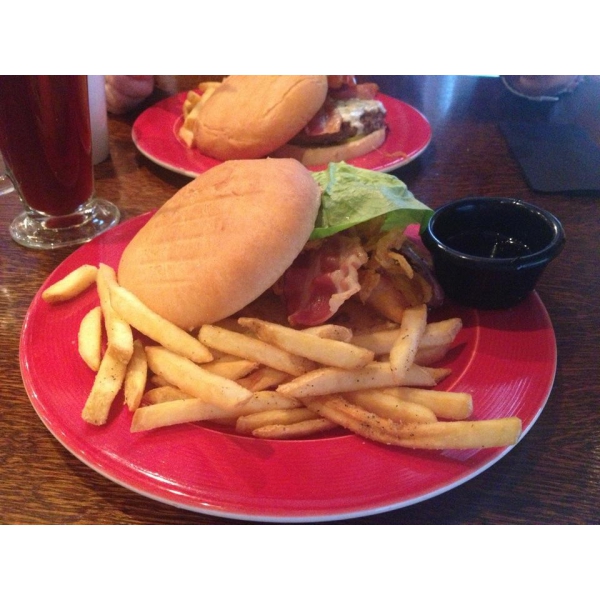 Ресторанный сервис бронирования столиков menu-rest.com - Интерьер ресторана "T.G.I. Friday`s"