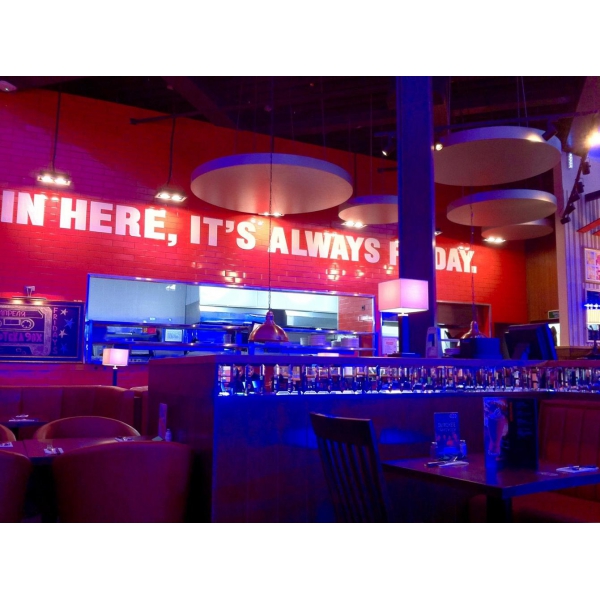 Ресторанный сервис бронирования столиков menu-rest.com - Интерьер ресторана "T.G.I. Friday`s"