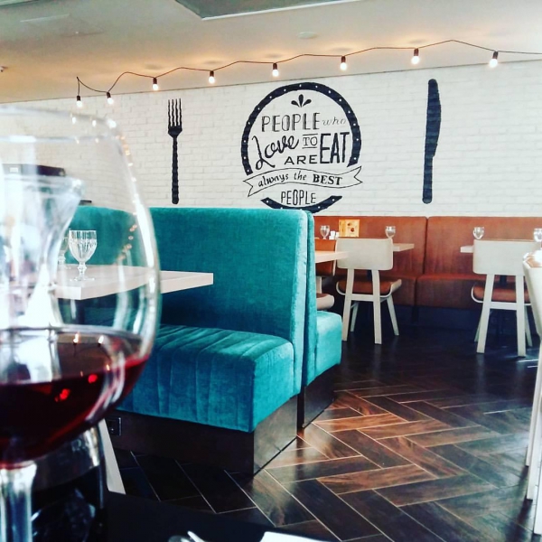 Ресторанный сервис бронирования столиков menu-rest.com - Интерьер ресторана "Holly Food"