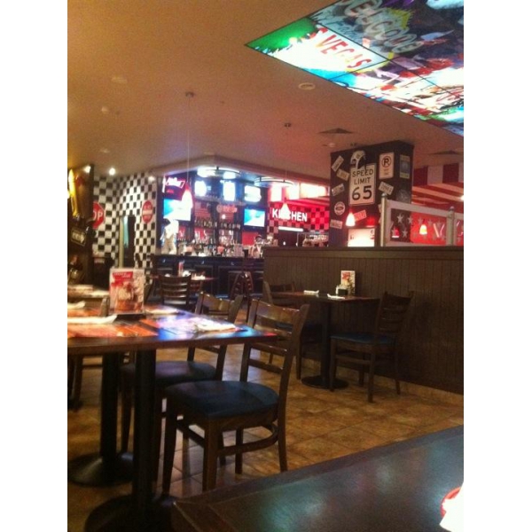 Ресторанный сервис бронирования столиков menu-rest.com - Интерьер ресторана "T.G.I. Friday`s"