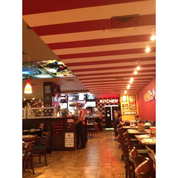 Ресторанный сервис бронирования столиков menu-rest.com - Интерьер ресторана "T.G.I. Friday`s"