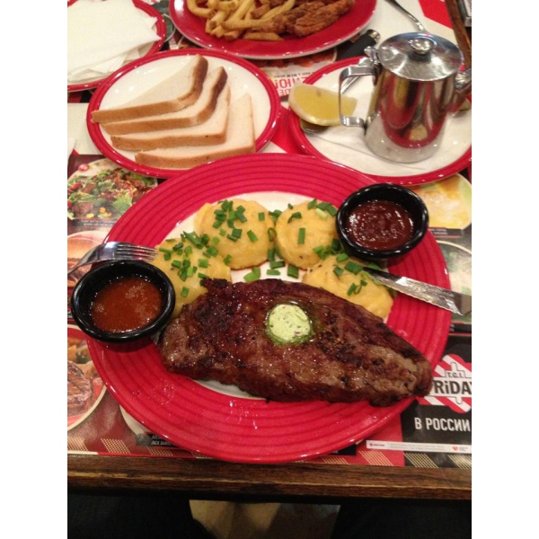 Ресторанный сервис бронирования столиков menu-rest.com - Интерьер ресторана "T.G.I. Friday`s"