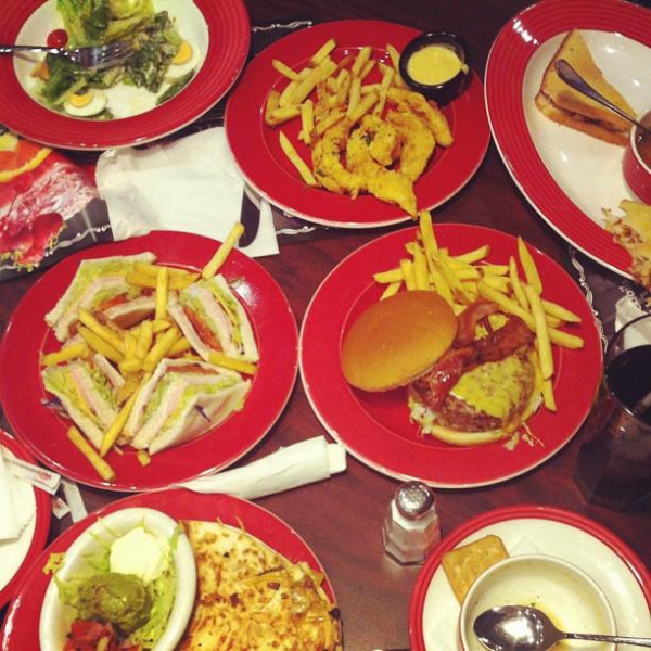 Ресторанный сервис бронирования столиков menu-rest.com - Интерьер ресторана "T.G.I. Friday`s"