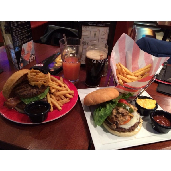 Ресторанный сервис бронирования столиков menu-rest.com - Интерьер ресторана "T.G.I. Friday`s"