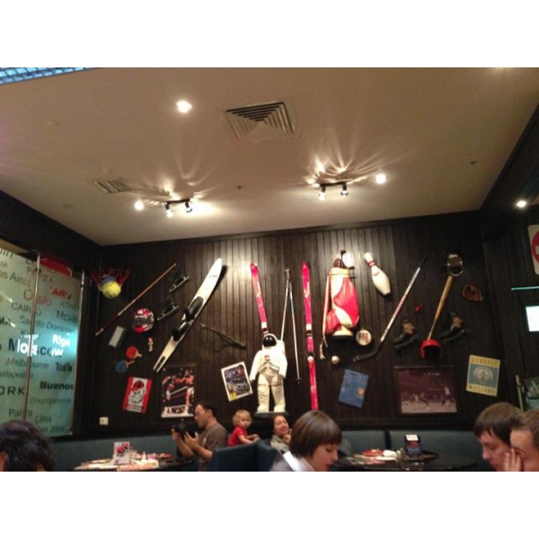 Ресторанный сервис бронирования столиков menu-rest.com - Интерьер ресторана "T.G.I. Friday`s"