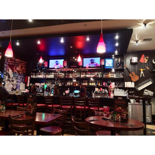 Ресторанный сервис бронирования столиков menu-rest.com - Интерьер ресторана "T.G.I. Friday`s"