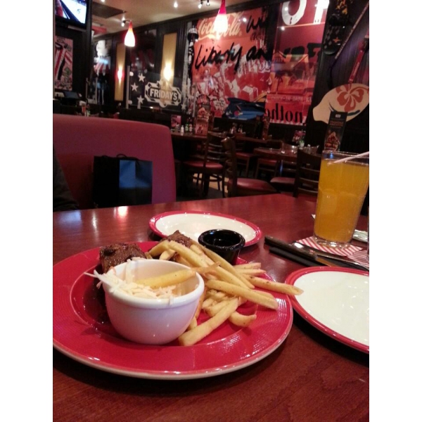 Ресторанный сервис бронирования столиков menu-rest.com - Интерьер ресторана "T.G.I. Friday`s"