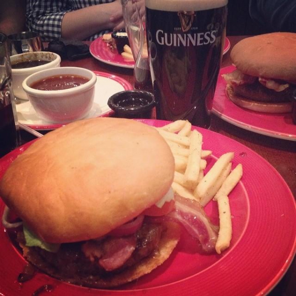 Ресторанный сервис бронирования столиков menu-rest.com - Интерьер ресторана "T.G.I. Friday`s"