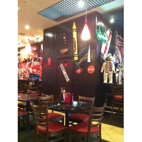 Ресторанный сервис бронирования столиков menu-rest.com - Интерьер ресторана "T.G.I. Friday`s"